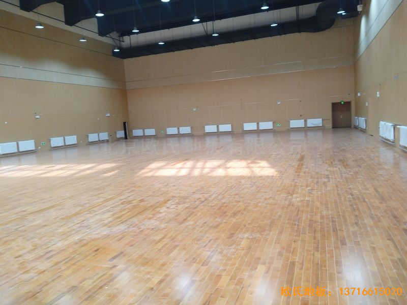 山東青島市李滄區(qū)佛耳崖小學(xué)運(yùn)動木地板鋪裝案例