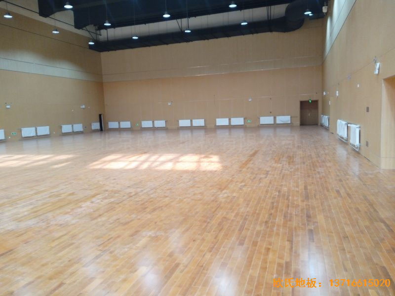 山東青島市李滄區(qū)佛耳崖小學(xué)運(yùn)動木地板鋪裝案例