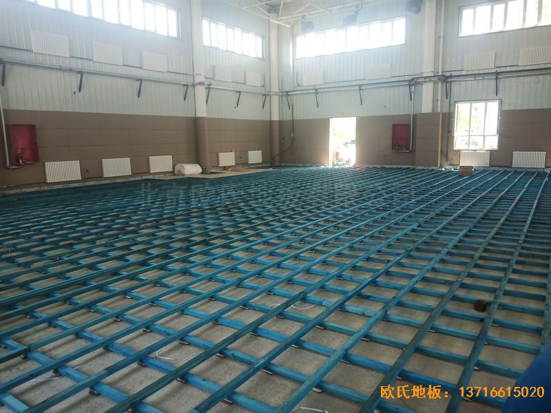 新疆克拉瑪依市獨(dú)山子虹園小區(qū)體育館體育木地板施工案例