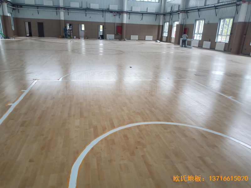 新疆克拉瑪依市獨(dú)山子虹園小區(qū)體育館體育木地板施工案例