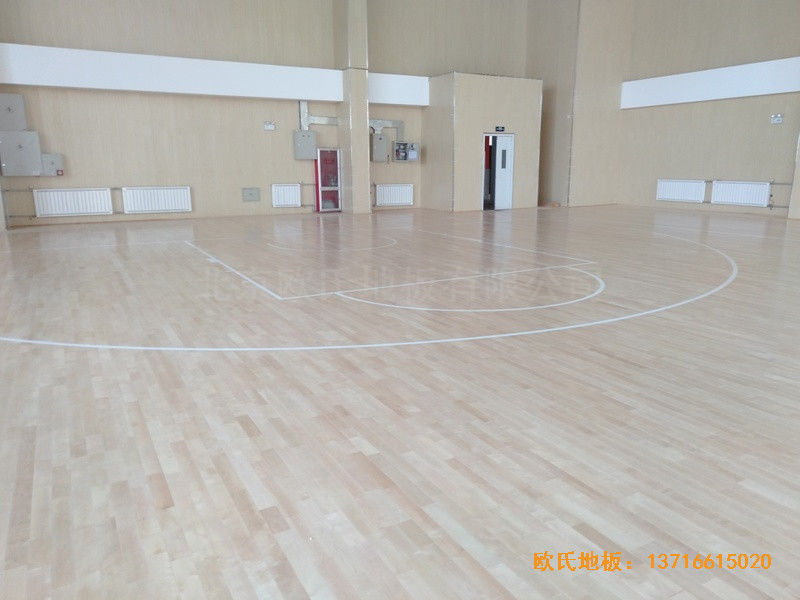 山東濟(jì)南雪山小學(xué)籃球館運(yùn)動(dòng)木地板鋪裝案例0