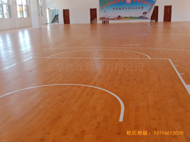 山東菏澤第六實驗小學籃球館運動木地板安裝案例4