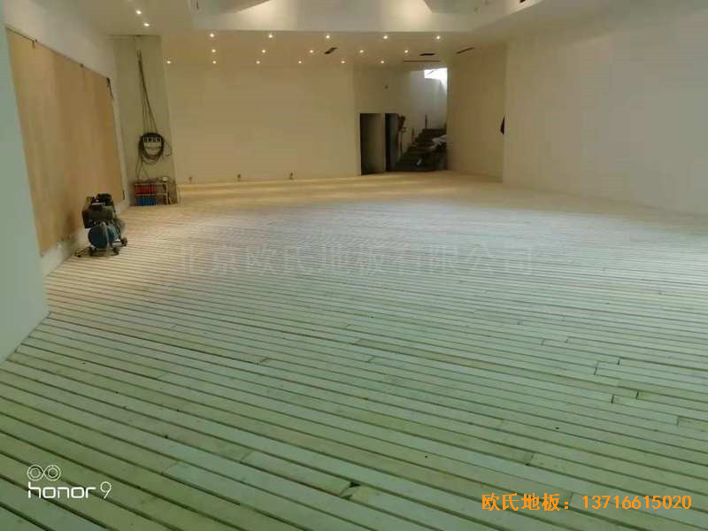 上海閔行西郊莊園2區(qū)156號籃球館運(yùn)動(dòng)木地板施工案例0