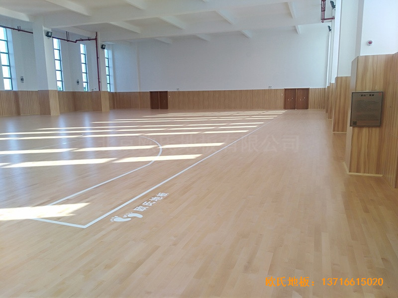 廣州南沙區(qū)珠江中學(xué)籃球館運(yùn)動(dòng)木地板鋪設(shè)案例4