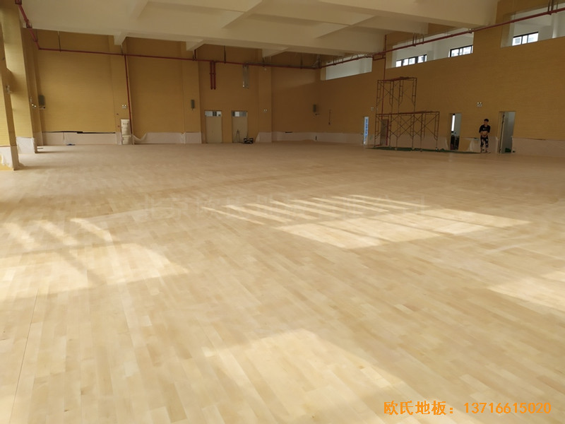 廣州黃埔區(qū)萬樾山小學(xué)籃球館體育木地板鋪裝案例4
