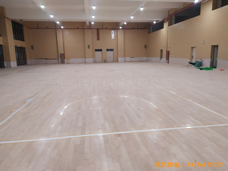 廣州黃埔區(qū)萬樾山小學(xué)籃球館體育木地板鋪裝案例5