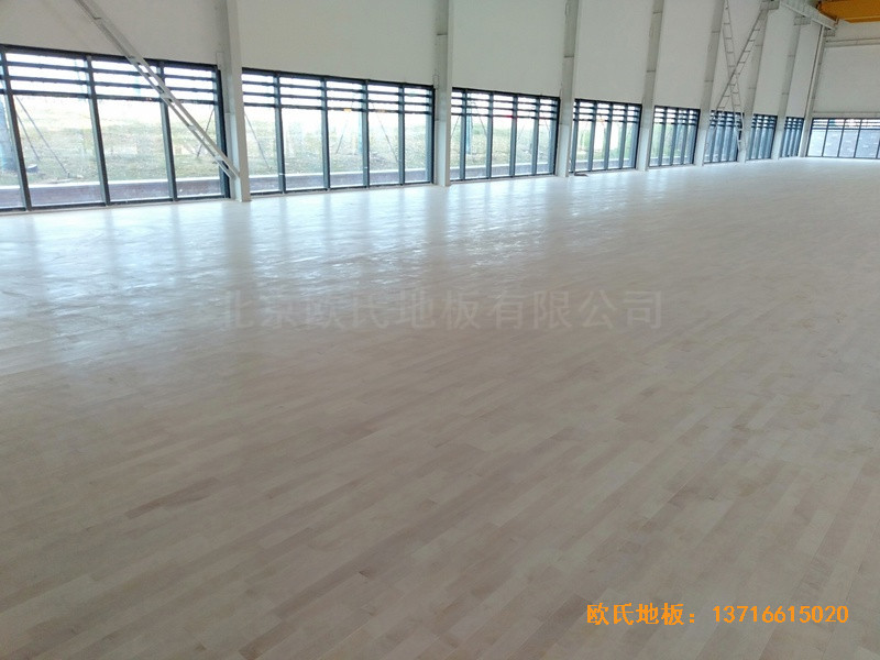 武漢青山區(qū)江灘體育館運(yùn)動(dòng)木地板安裝案例0