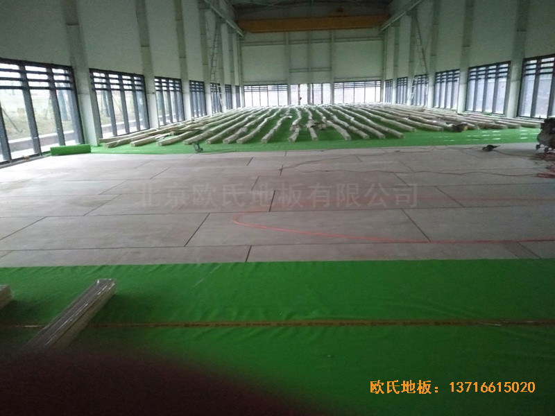 武漢青山區(qū)江灘體育館運(yùn)動(dòng)木地板安裝案例2