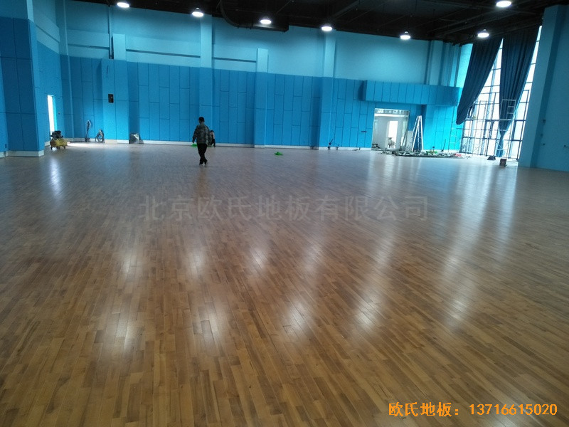江蘇柘汪鎮(zhèn)港口大廈運(yùn)動(dòng)館運(yùn)動(dòng)木地板安裝案例0