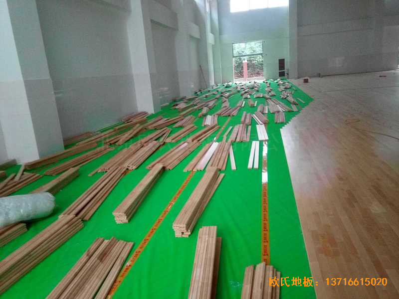 河南洛陽(yáng)伊水小學(xué)籃球館運(yùn)動(dòng)地板安裝案例3