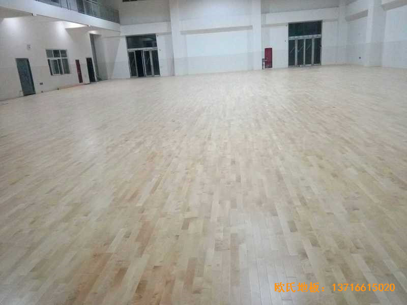 河南洛陽(yáng)伊水小學(xué)籃球館運(yùn)動(dòng)地板安裝案例4
