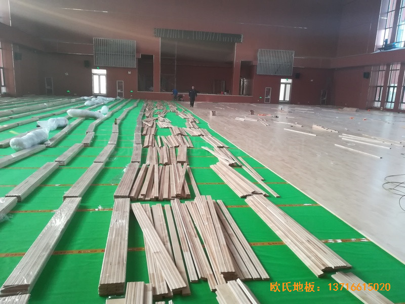 河南較好的中學(xué)籃球館運(yùn)動(dòng)木地板安裝案例3