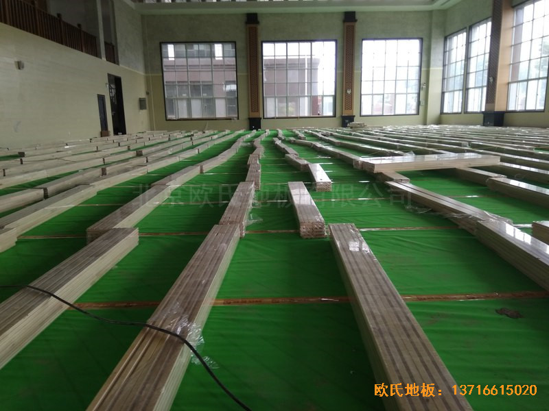 洛陽吉利三中籃球館運動木地板鋪裝案例2