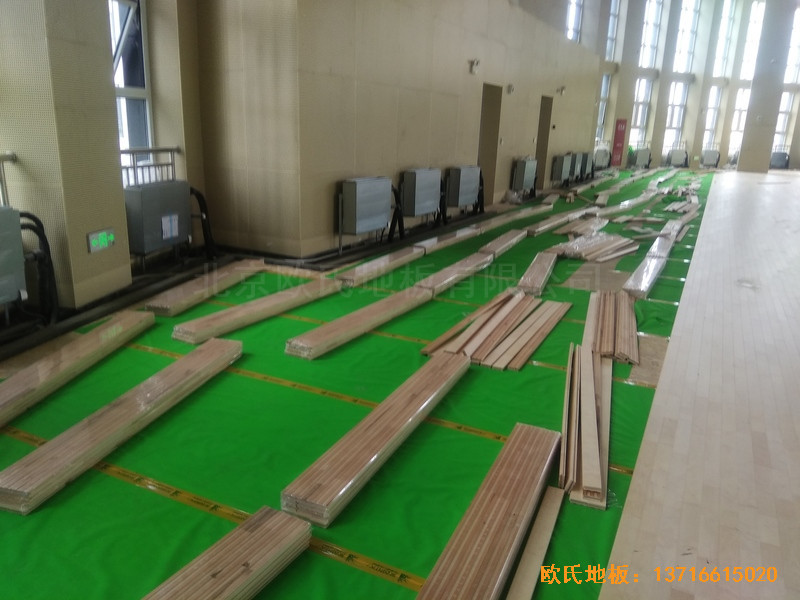 濟(jì)南歷城二中新校區(qū)籃球館運(yùn)動(dòng)木地板鋪裝案例3