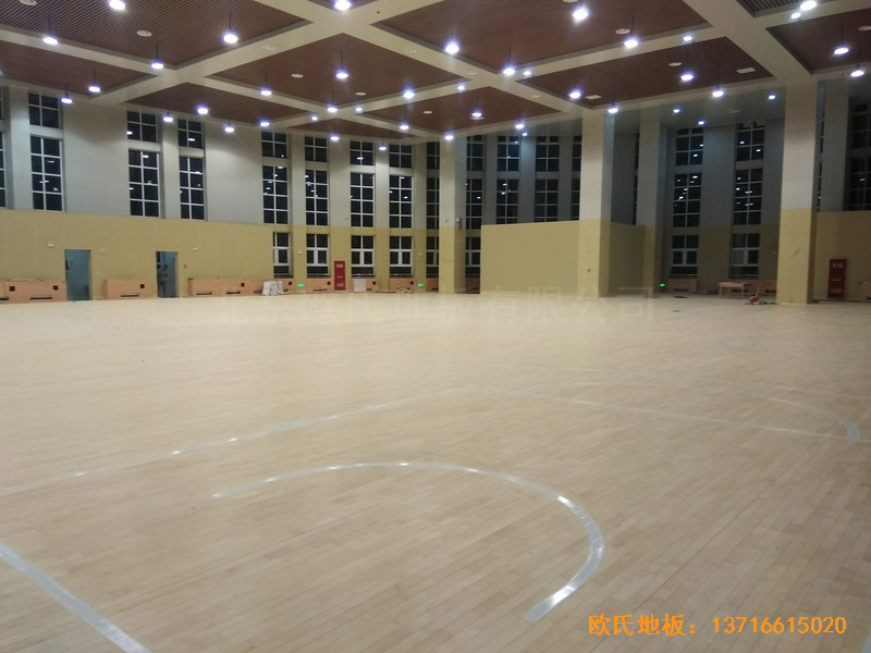 濟(jì)南歷城二中新校區(qū)籃球館運(yùn)動(dòng)木地板鋪裝案例4