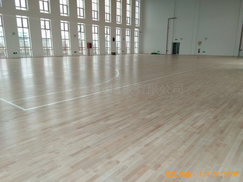 浙江溫嶺石橋頭中心小學(xué)籃球館運(yùn)動(dòng)地板安裝案例2