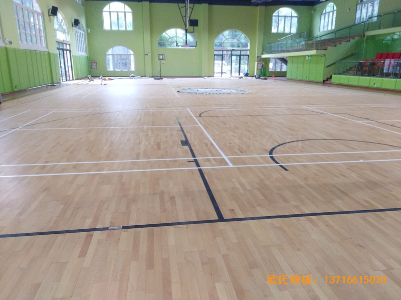深圳普林斯頓小學(xué)籃球館運(yùn)動木地板安裝案例0