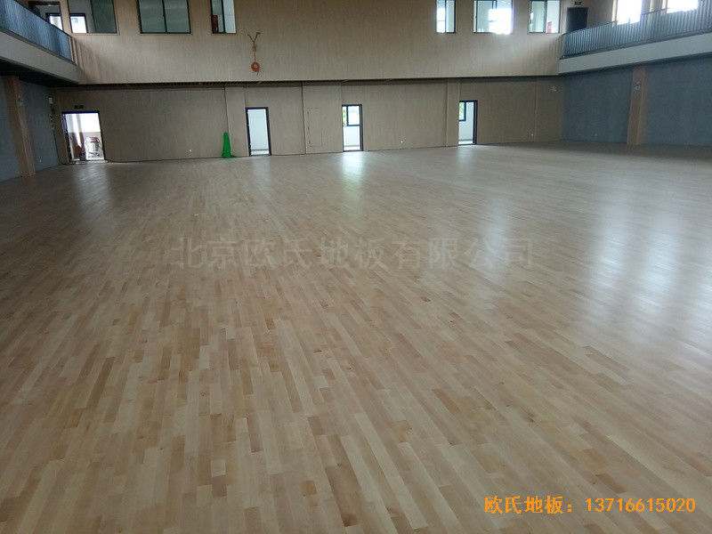 上海寶山區(qū)美蘭湖中學(xué)運(yùn)動(dòng)館體育地板安裝案例5
