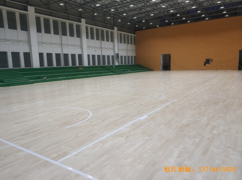 云南富寧一中籃球館運動木地板鋪裝案例4