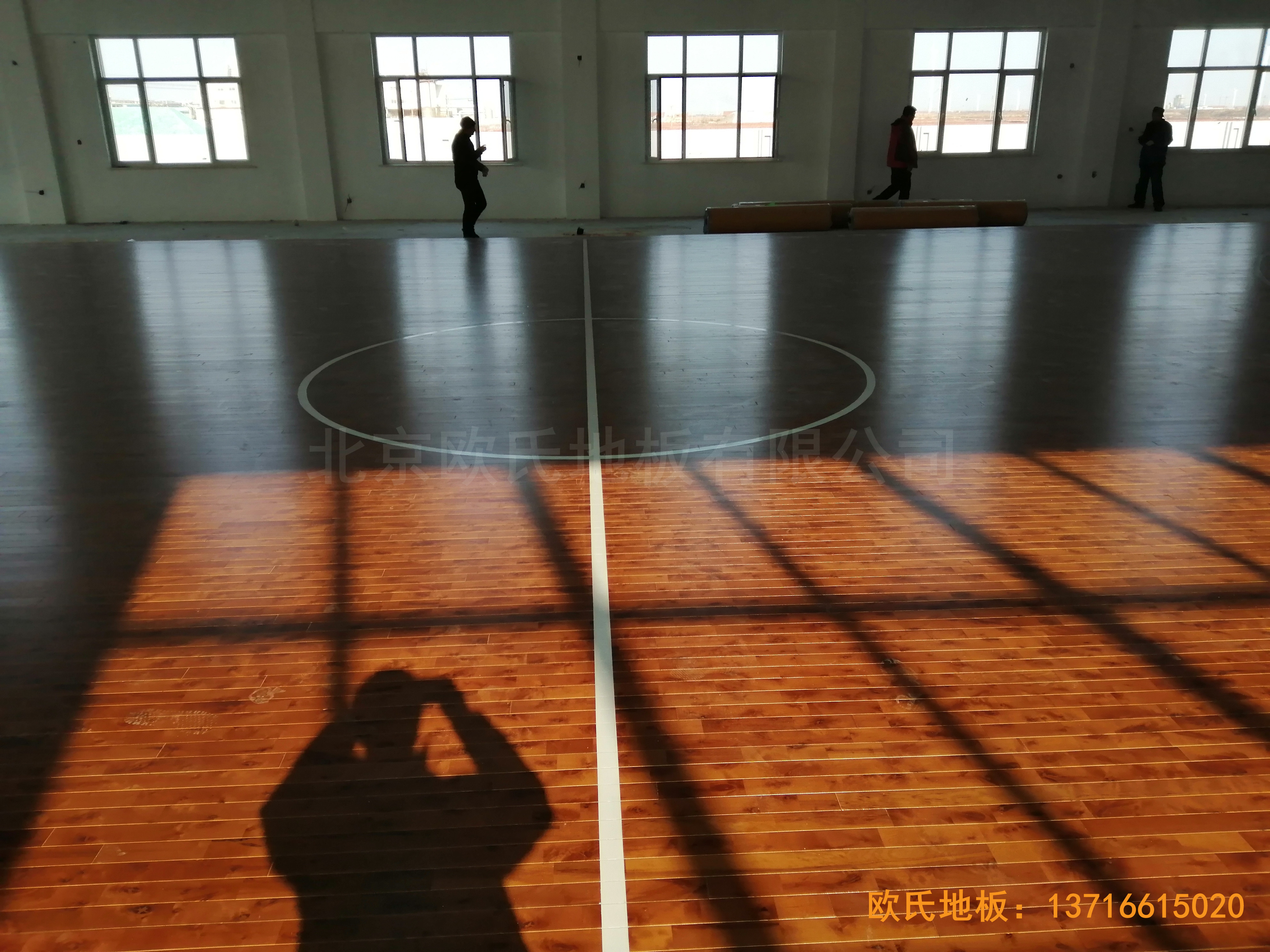 萊州銀海工業(yè)園消防特訓隊籃球館體育木地板鋪設案例0