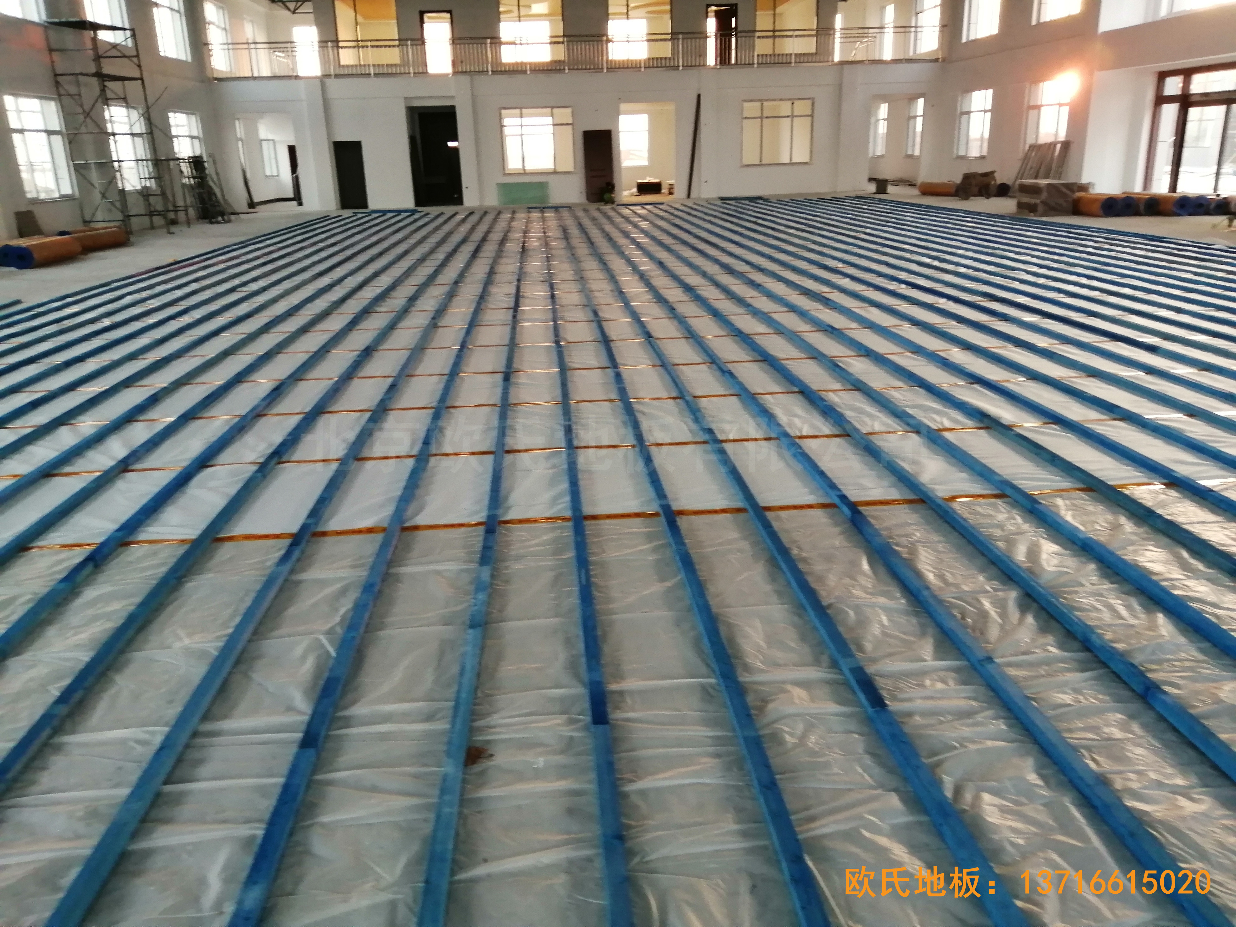 萊州銀海工業(yè)園消防特訓隊籃球館體育木地板鋪設案例1