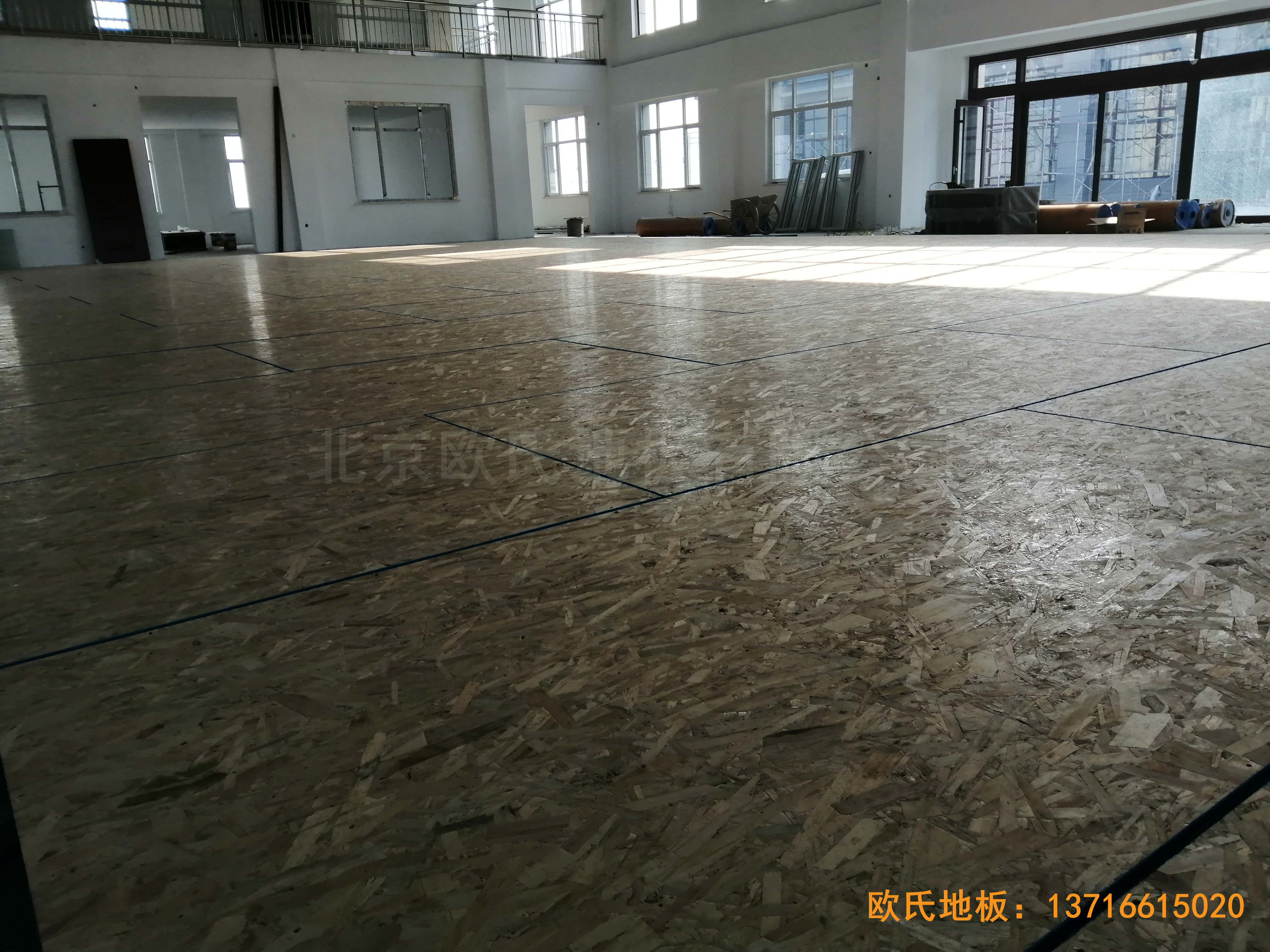 萊州銀海工業(yè)園消防特訓隊籃球館體育木地板鋪設案例2