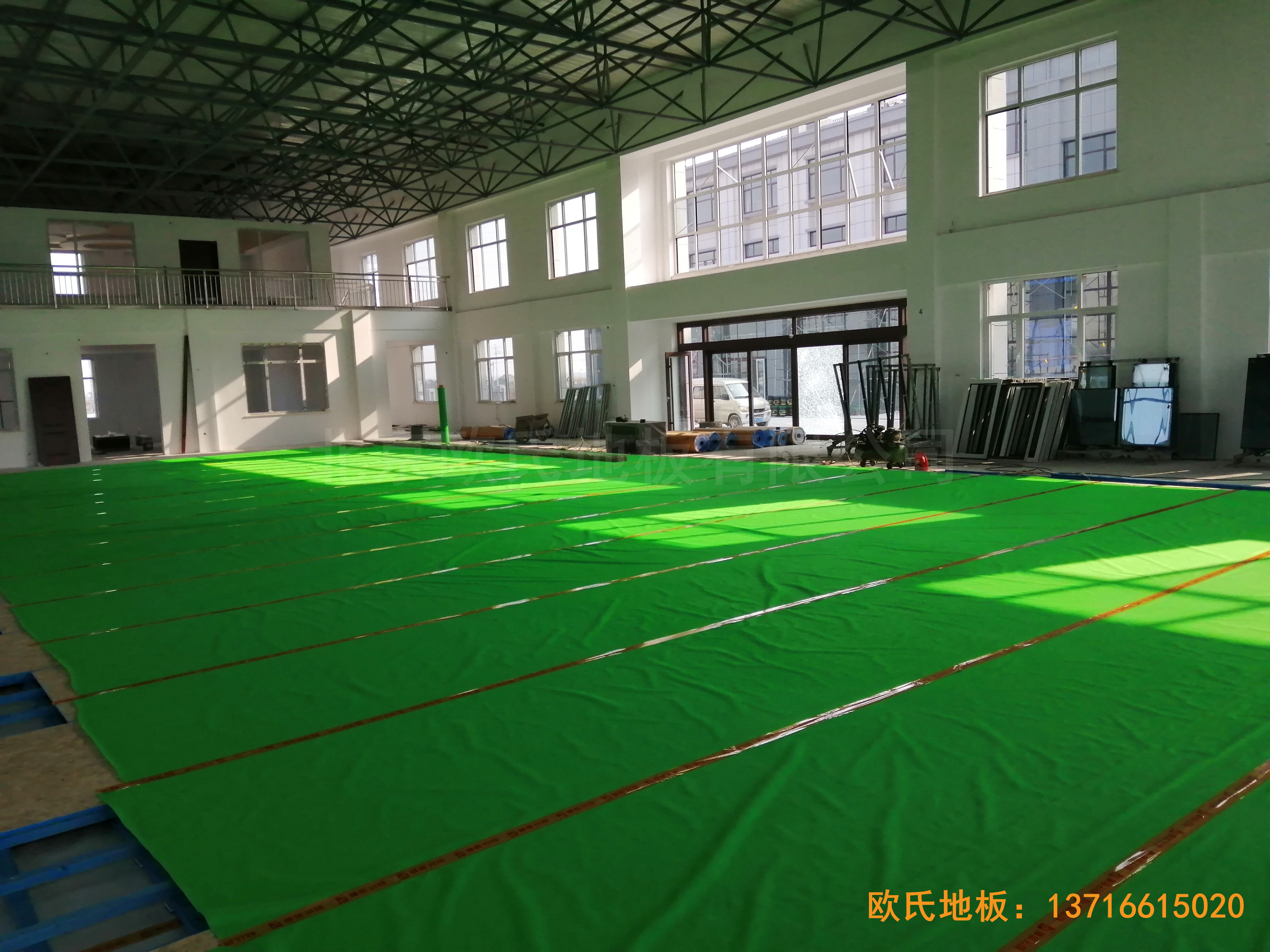 萊州銀海工業(yè)園消防特訓隊籃球館體育木地板鋪設案例3