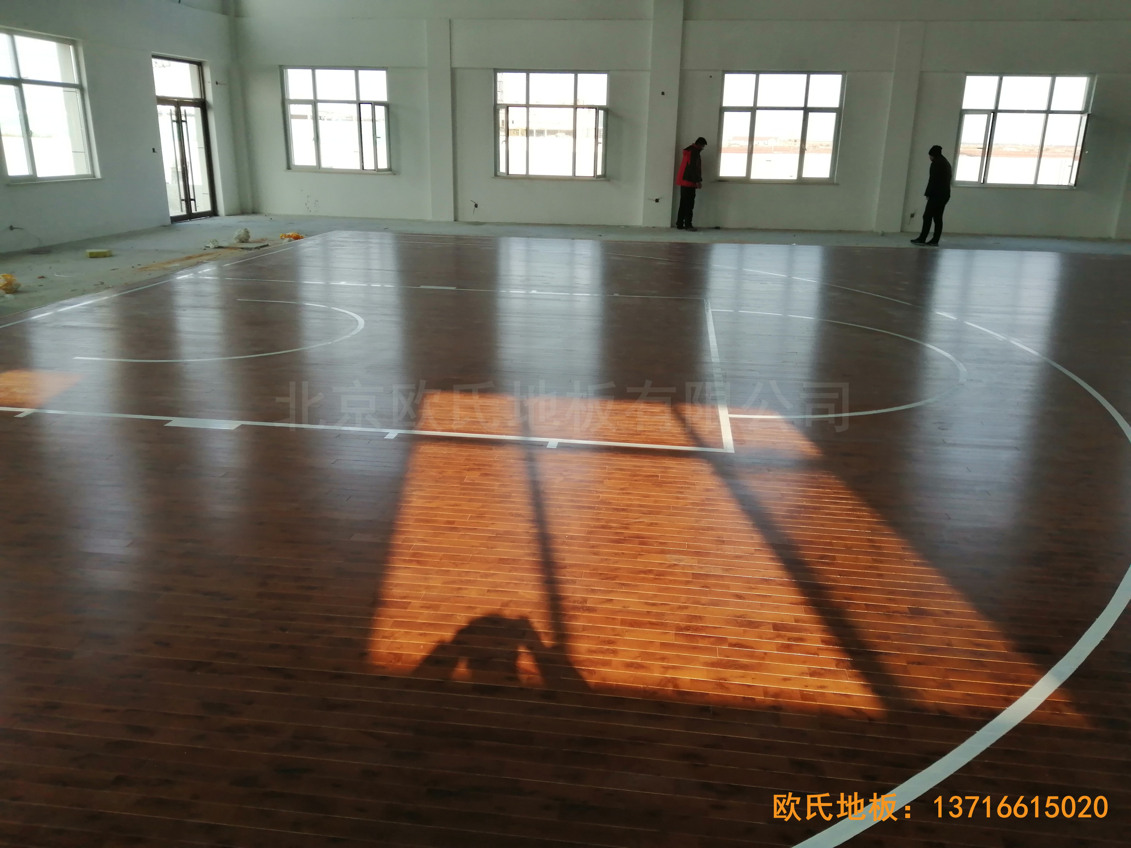 萊州銀海工業(yè)園消防特訓隊籃球館體育木地板鋪設案例4