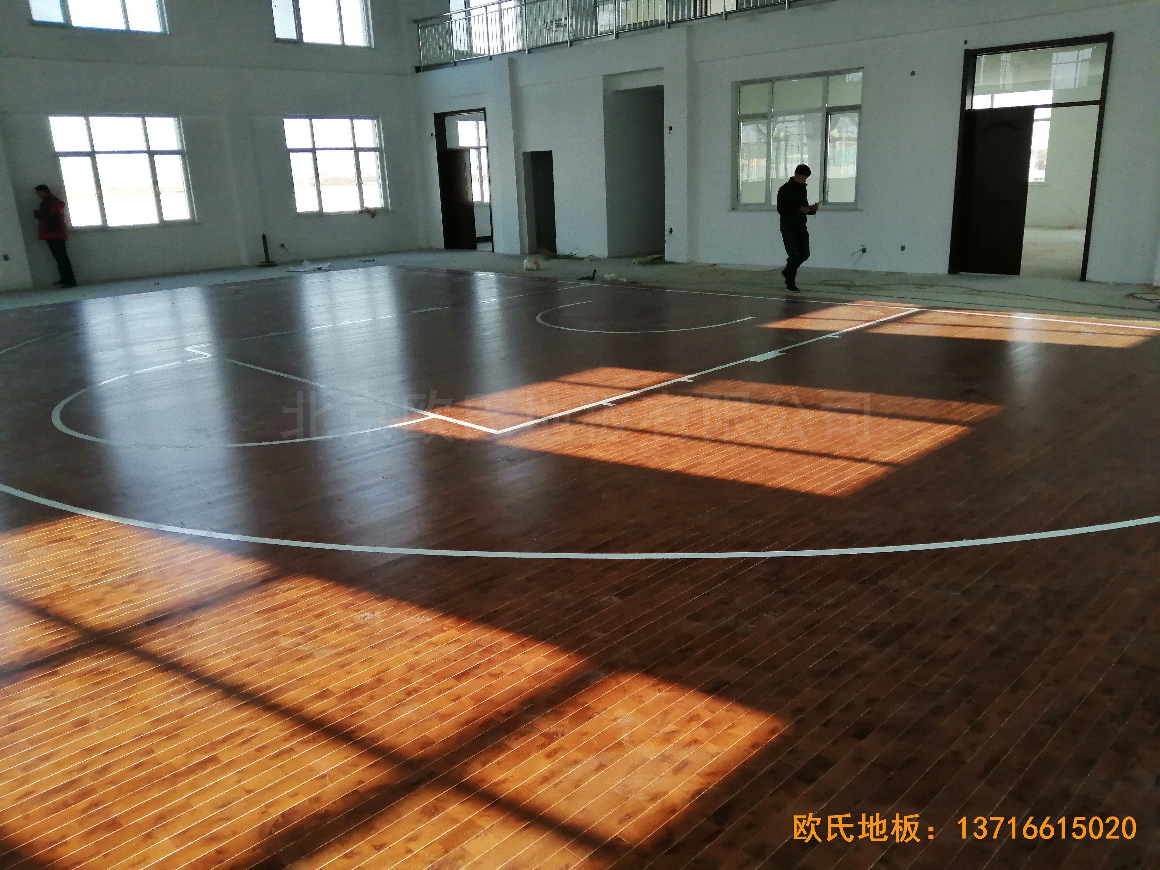 萊州銀海工業(yè)園消防特訓隊籃球館體育木地板鋪設案例5
