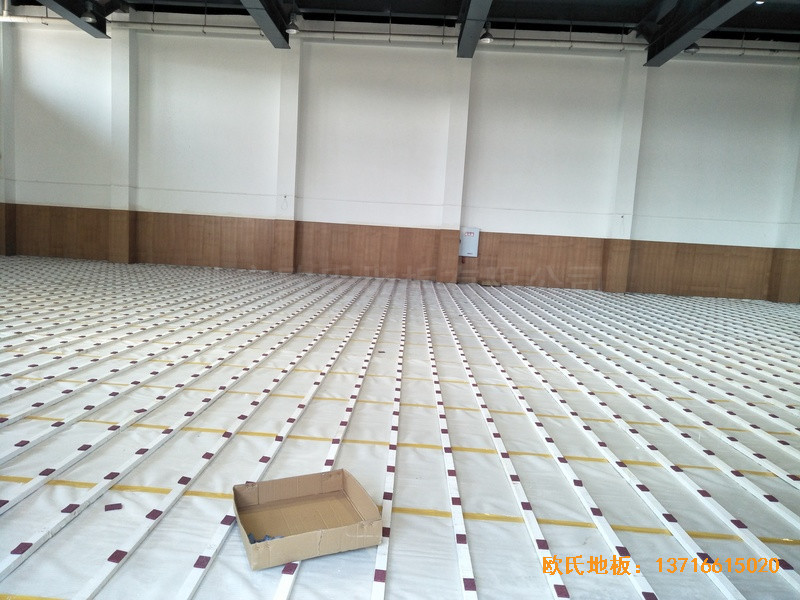 西南大學(xué)華南城小學(xué)運(yùn)動館體育木地板施工案例1