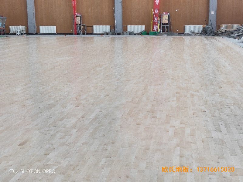 西寧世紀(jì)職業(yè)技術(shù)學(xué)校籃球館體育地板鋪設(shè)案例3