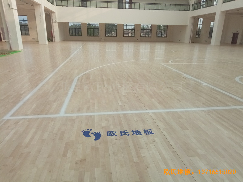 貴陽清華中學(xué)分校籃球館運(yùn)動(dòng)木地板施工案例4