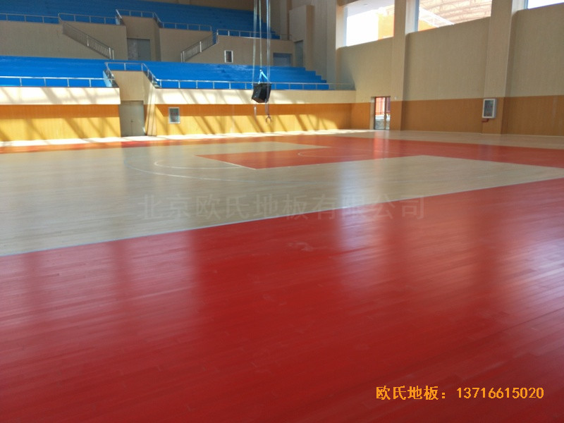 云南楚雄醫(yī)專(zhuān)學(xué)院籃球館運(yùn)動(dòng)木地板安裝案例4