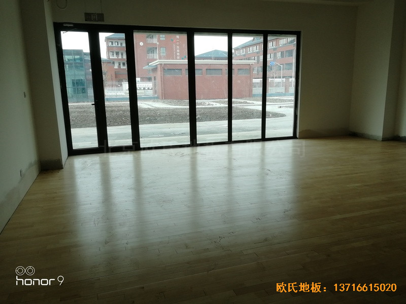 上海松江區(qū)佘山鎮(zhèn)文體中心體育木地板鋪設(shè)案例0