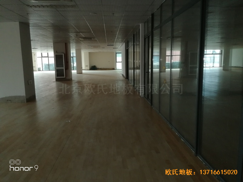 上海松江區(qū)佘山鎮(zhèn)文體中心體育木地板鋪設(shè)案例2