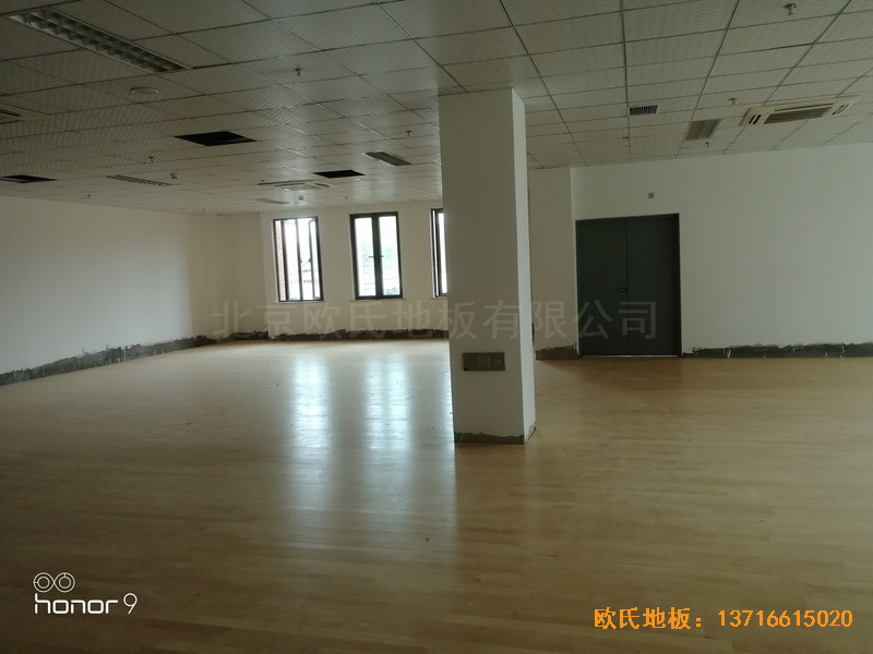 上海松江區(qū)佘山鎮(zhèn)文體中心體育木地板鋪設(shè)案例4