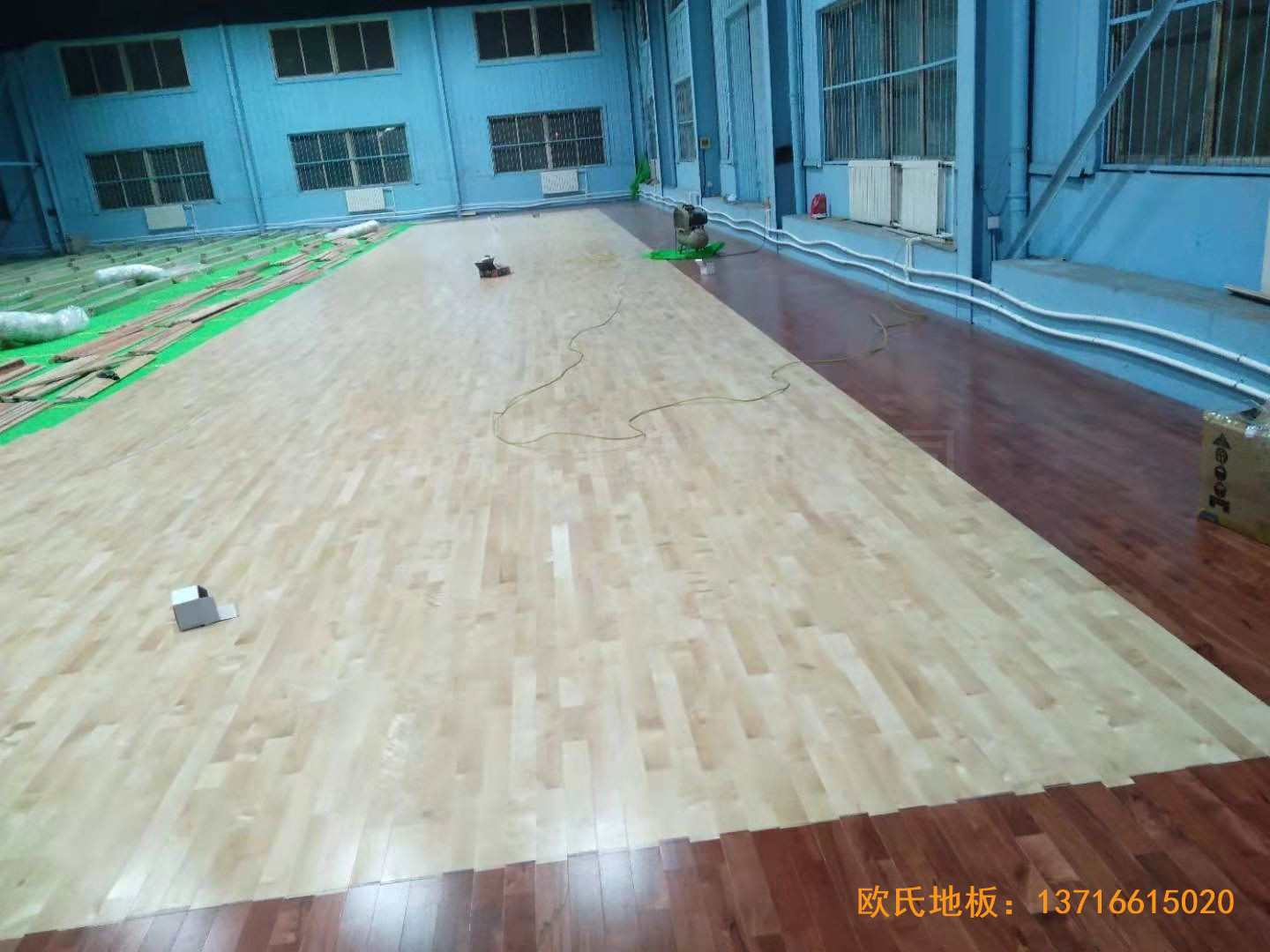 大慶讓胡路區(qū)政府籃球館運(yùn)動(dòng)木地板安裝案例3