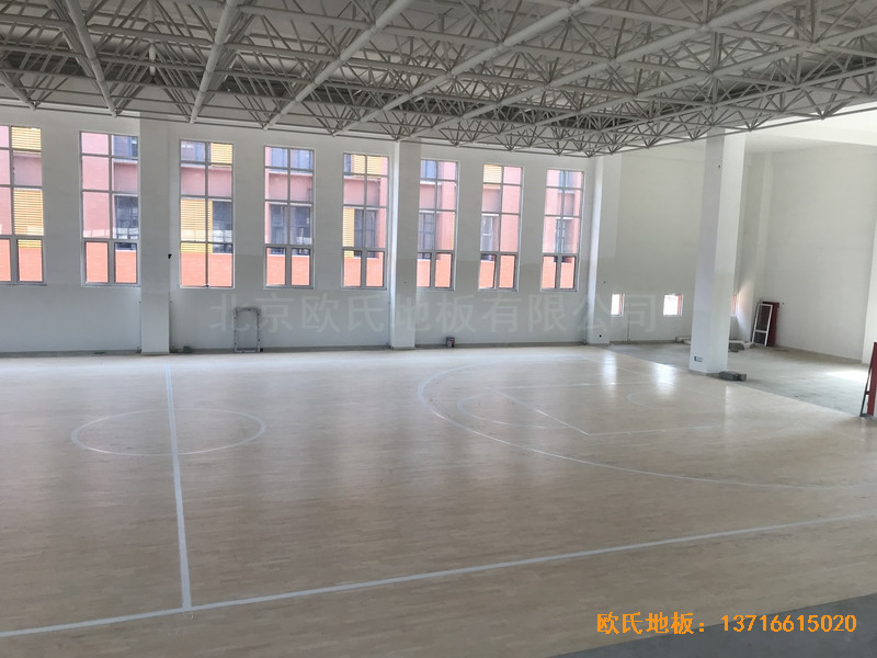 山東濟南歷城區(qū)雪山小學籃球館運動木地板施工案例0
