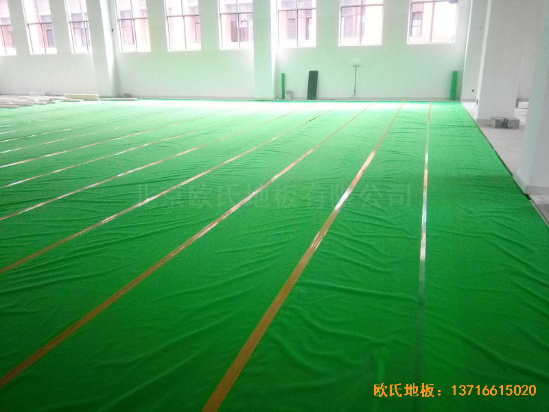 山東濟南歷城區(qū)雪山小學籃球館運動木地板施工案例2