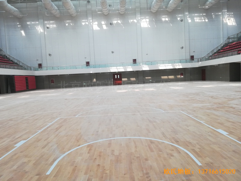 山東濟(jì)南長(zhǎng)清山東管理學(xué)院籃球館運(yùn)動(dòng)地板鋪裝案例3