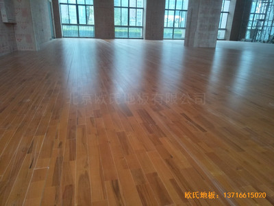 福建泉州海關(guān)橋南運動場體育木地板施工案例