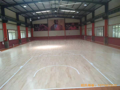 大慶讓胡路區(qū)政府籃球館運(yùn)動(dòng)木地板安裝案例