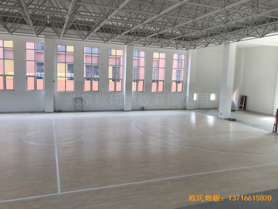 山東濟(jì)南歷城區(qū)雪山小學(xué)籃球館運(yùn)動(dòng)木地板施工案例