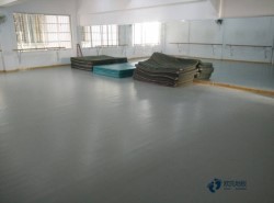 學(xué)校俄勒岡松舞臺體育場地板施工